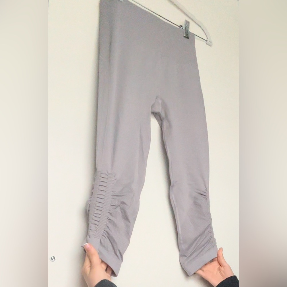 Lululemon gray scrunched capris 2